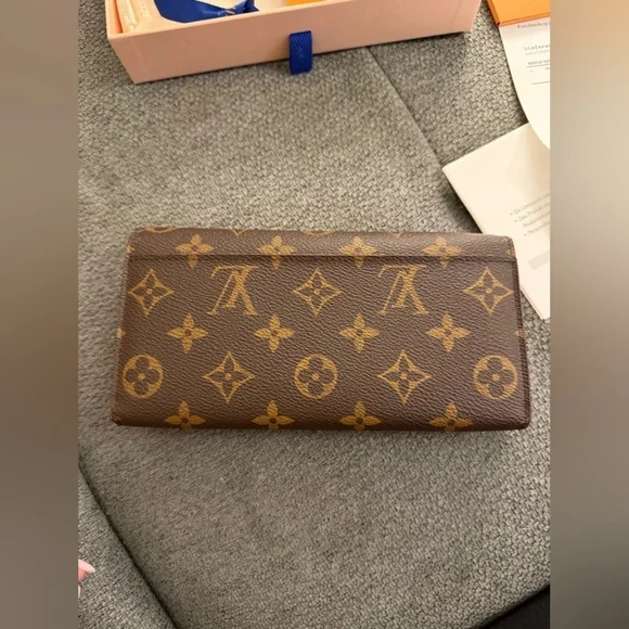 Louis Vuitton Sarah Wallet - Picture 10 of 10